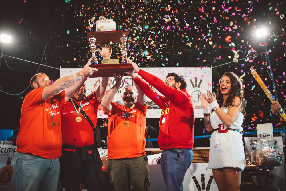 finalisti sul podio durante la premiazione della finale Man vs Arrosticini 2018 a l'Aquila sul lago Sinizzo